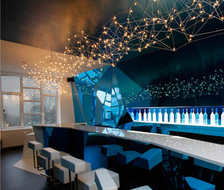 蓝色镜面玻璃拼装酒吧设计