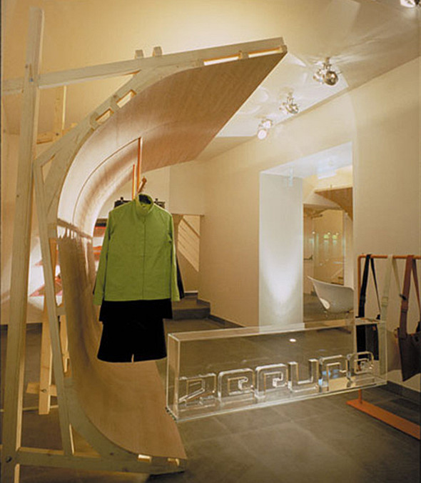 可移动的服装展示墙，服装店装修设计